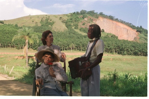 Milton Nascimento na primeira cena que participa de "O Viajante", junto com Marília Pêra e Ricardo Graca Melo, em Uba-MG